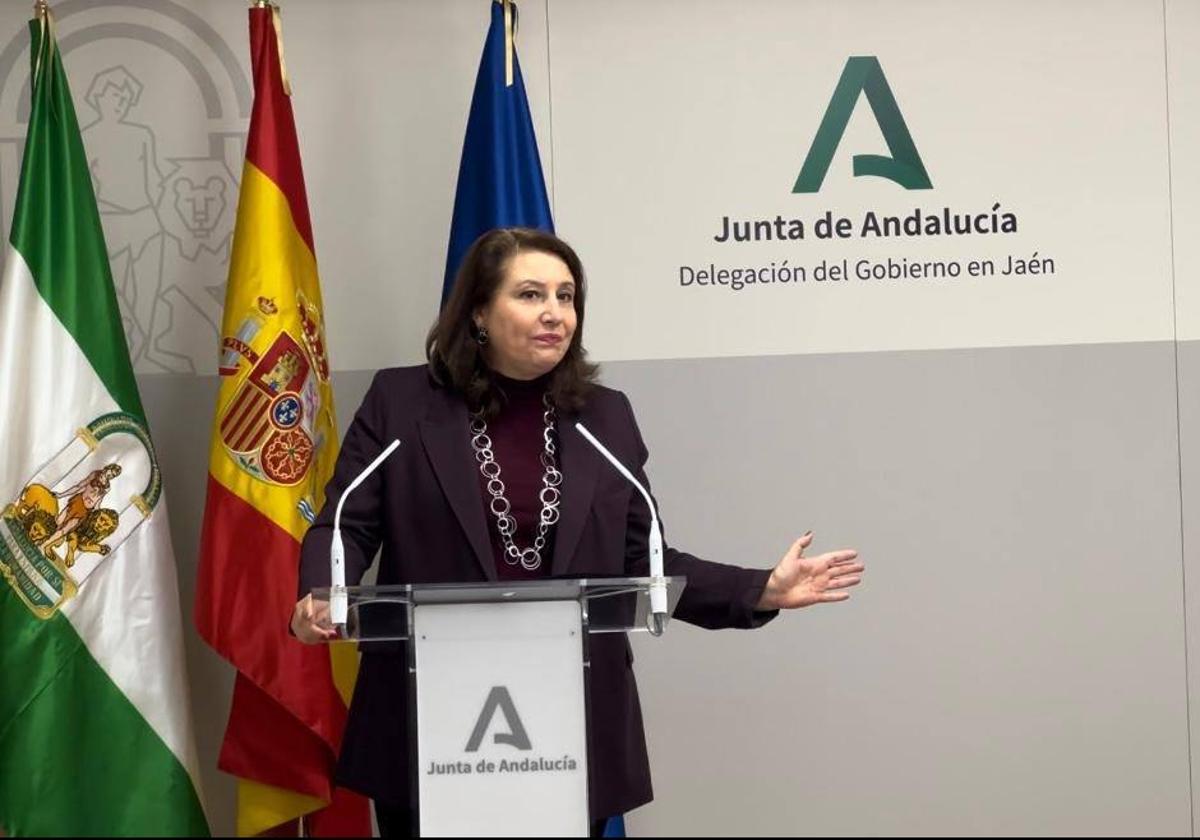 Carmen Crespo visita su Adra natal para entregar una subvención