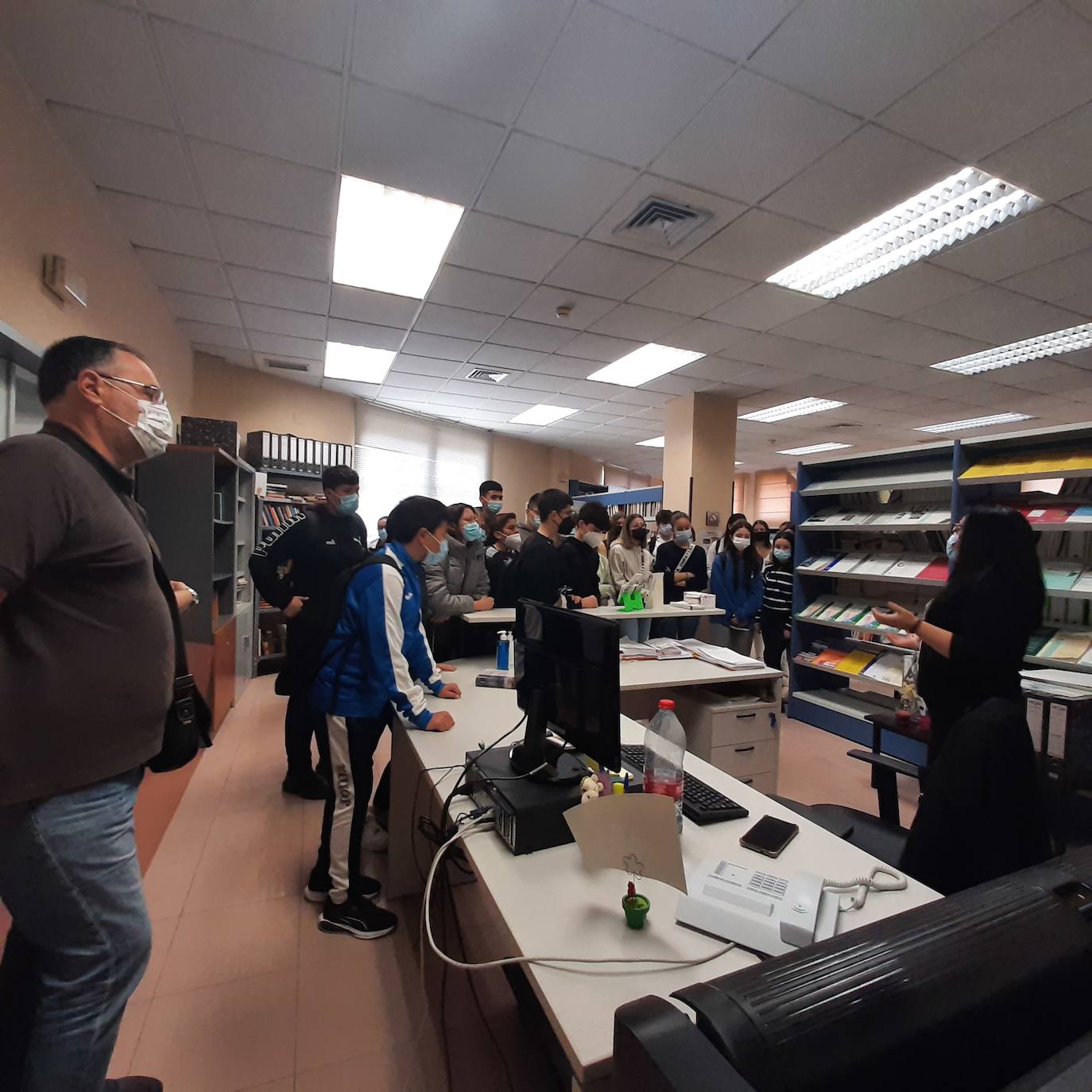 Estudiantes del IES Abdera donan libros a la biblioteca de pacientes del hospital