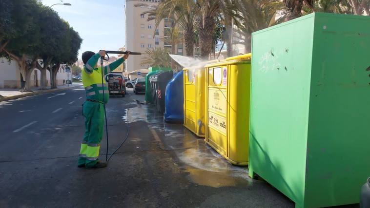 El Ayuntamiento ordena una limpieza a fondo de los contenedores