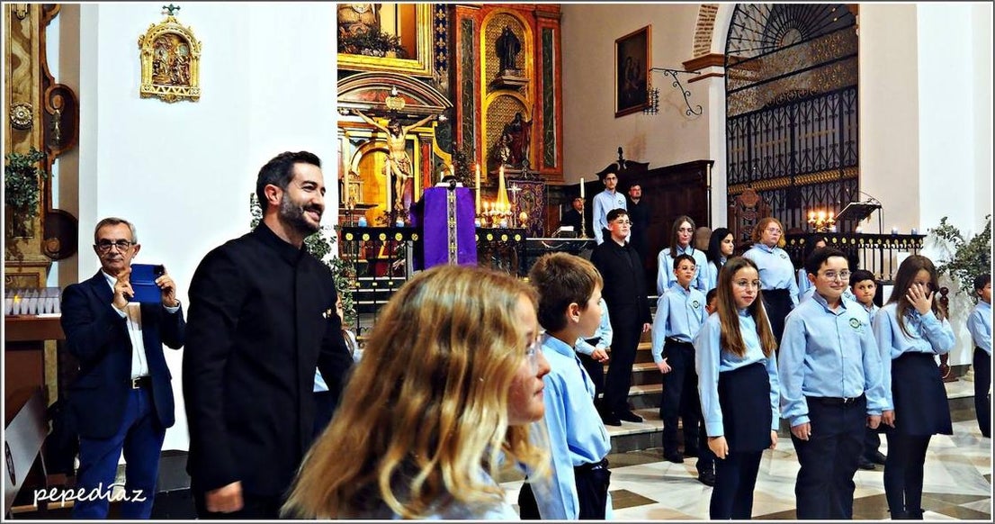 La parroquia 'enmudece' con el coro Pedro Mena