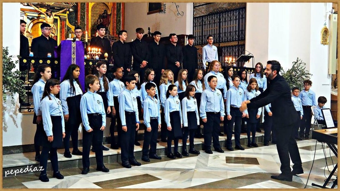 La parroquia 'enmudece' con el coro Pedro Mena