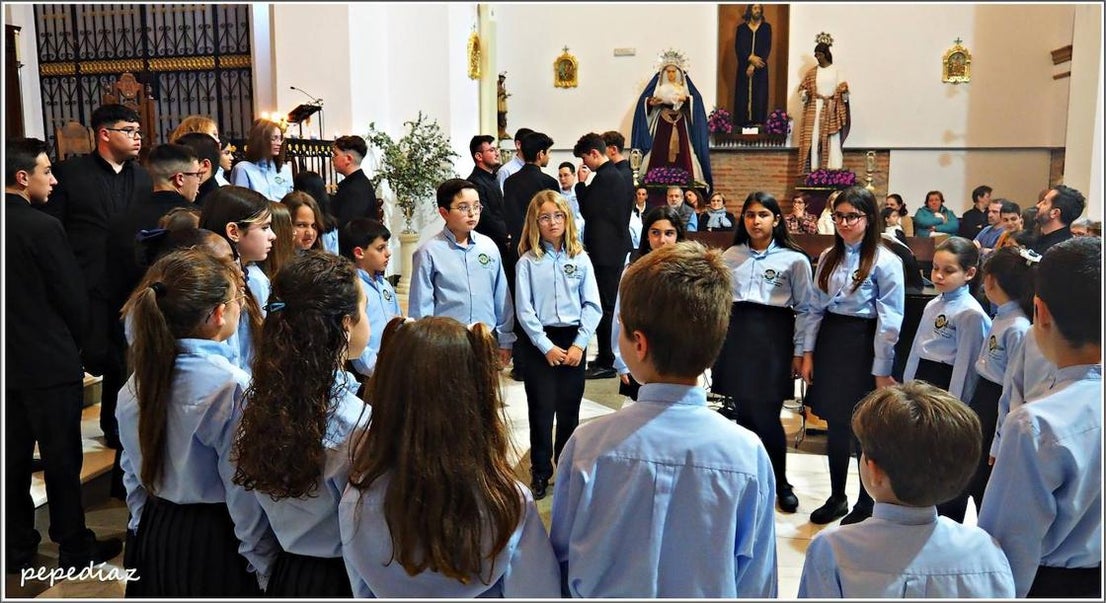 La parroquia 'enmudece' con el coro Pedro Mena