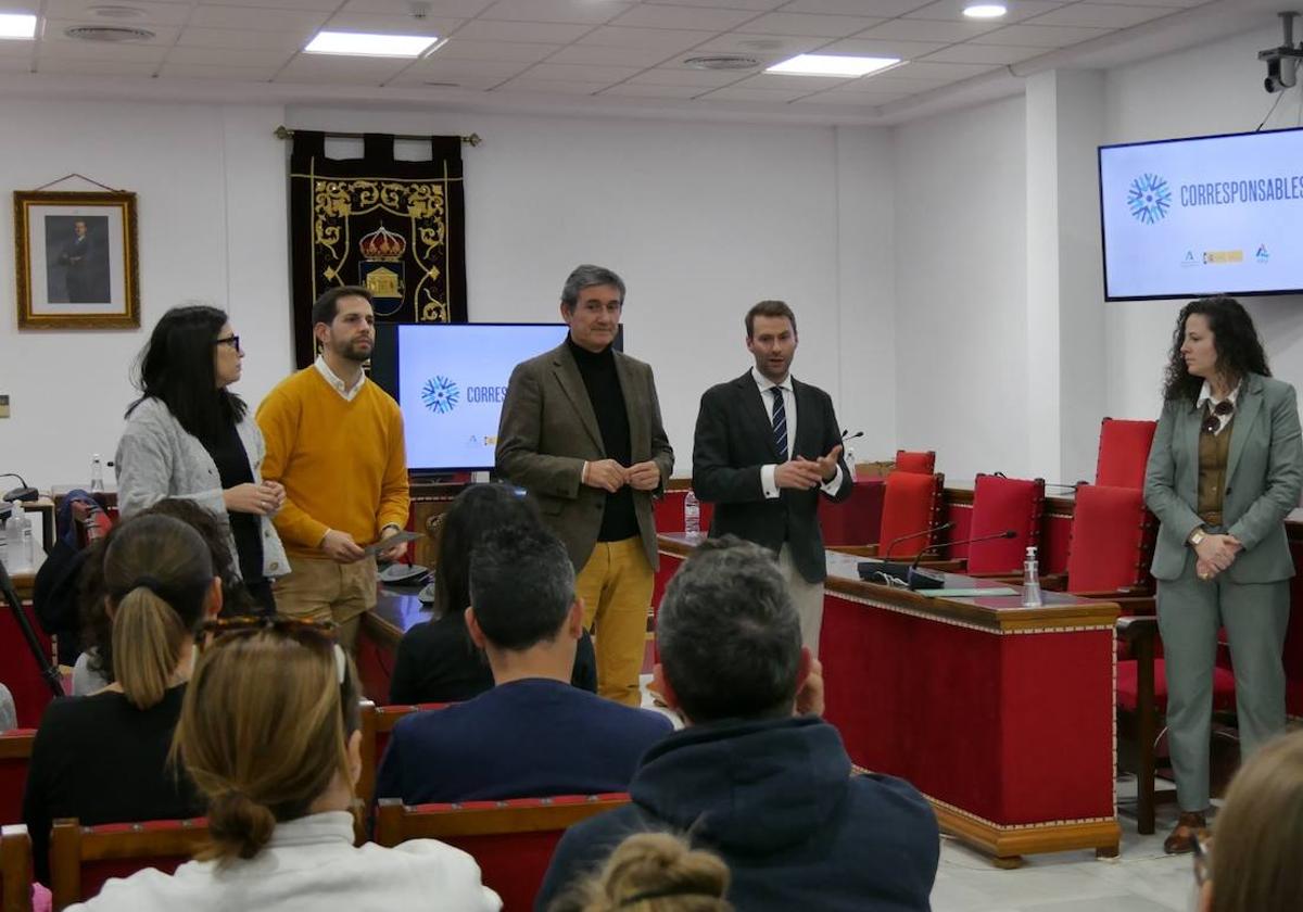 Adra ofrece ayuda para intentar conciliar trabajo y familia