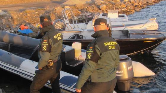 Amenazan e intentan atropellar a un agente al ser sorprendidos con una lancha de contrabando en Adra