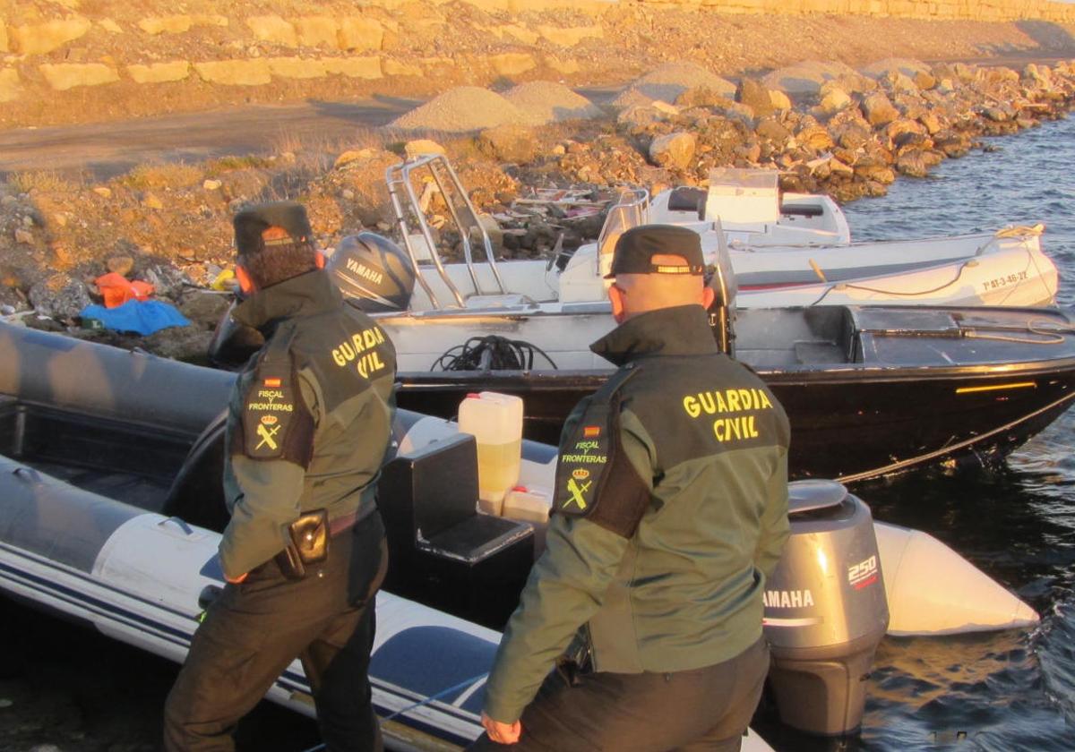 Agentes de la Benemérita junto a las embarcaciones.