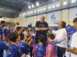 Fernando Romay firmó cientos de autógrafos durante el encuentro entre Leyendas del Real Madrid y CD Baloncesto Adra.