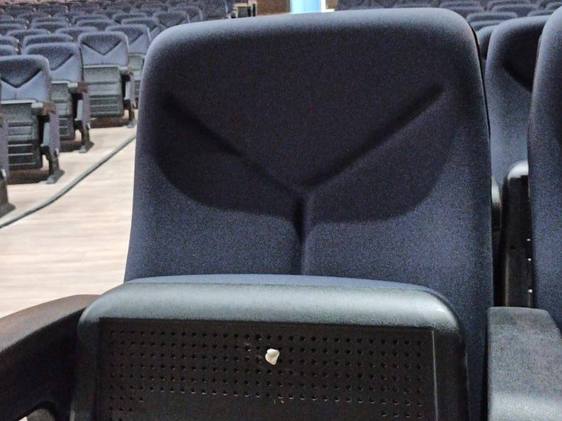 Aparece un chicle bajo el asiento del recién estrenado patio de butacas
