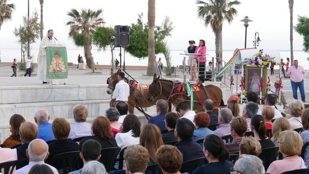 Adra rinde honores a la Virgen del Rocío en la 'pará rociera'
