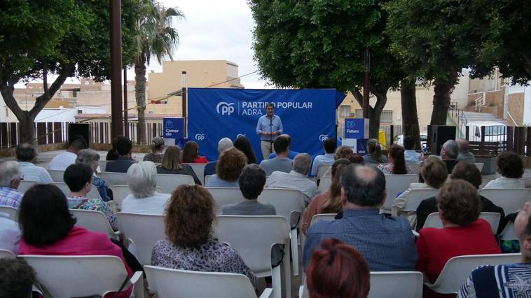 Cortés arranca la campaña en Adra con promesas para mejorar la movilidad y embellecer el municipio
