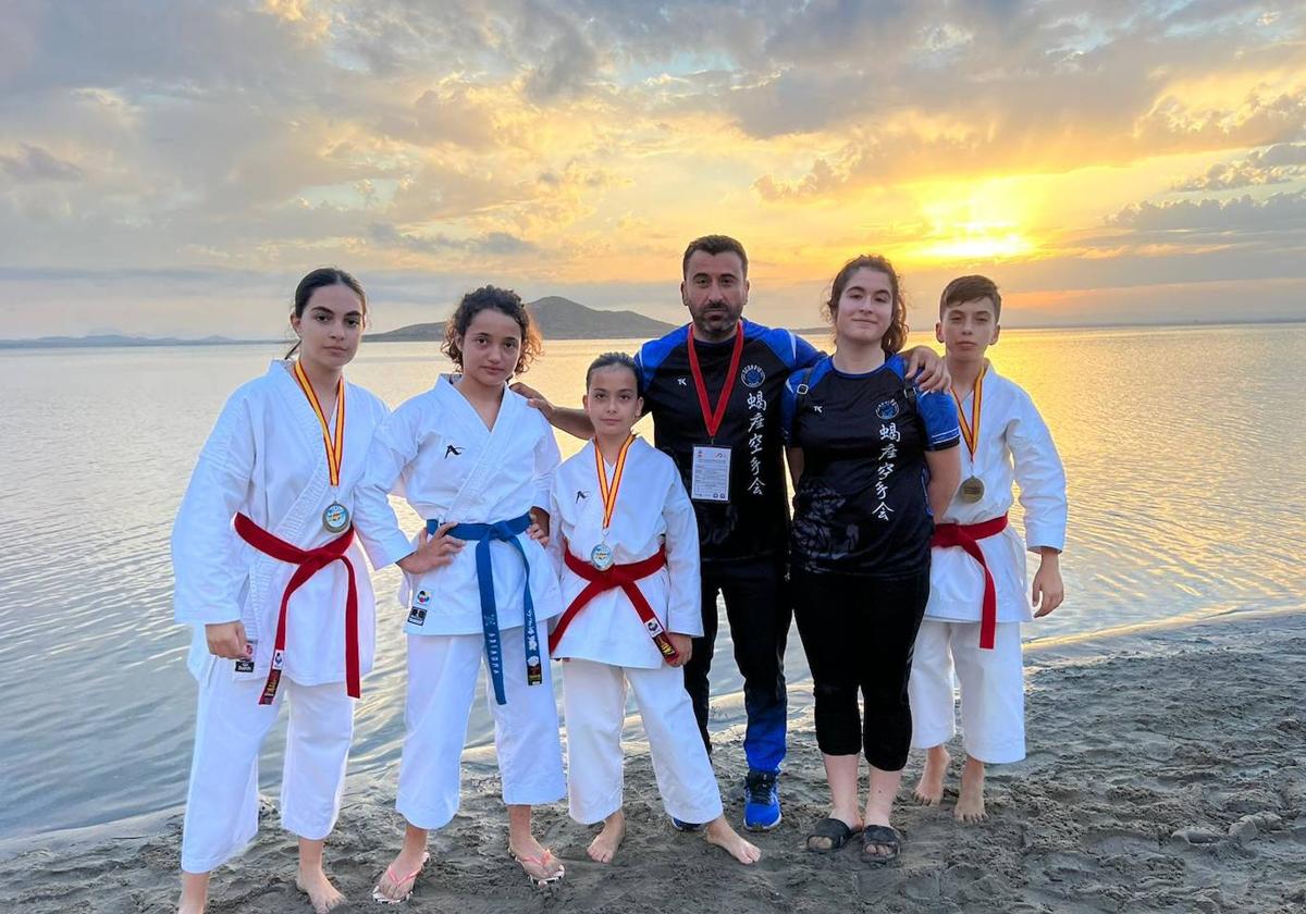 Cuatro karatecas de Adra se suben al podio de la primera Copa de España Playa
