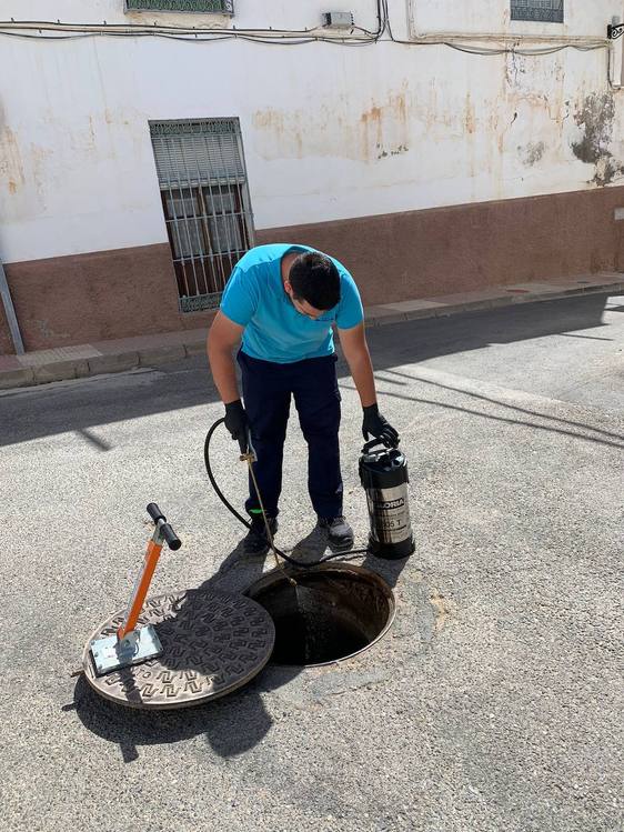 Las altas temperaturas adelantan el plan de desinfección en Dalías