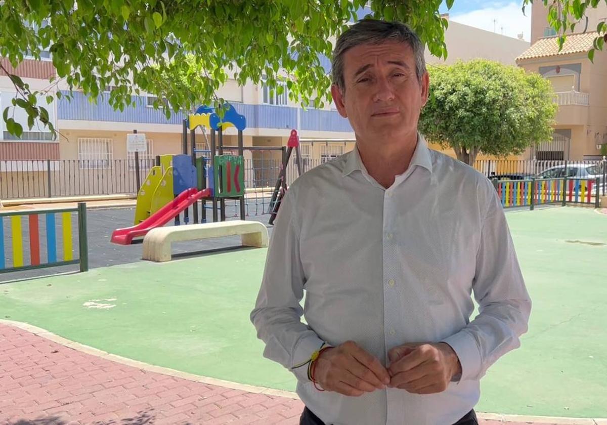 Cortés promete renovar el parque infantil de la plaza Ibiza y su entorno