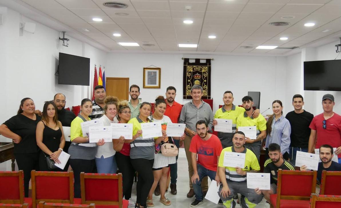 Adra entrega los diplomas a los 43 jóvenes del programa Empleo Joven de la Junta