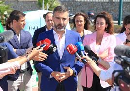 Ramón Fernández-Pacheco atendiendo a los medios de comunicación este viernes en Almería.