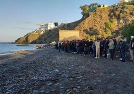 El grupo de 130 migrantes localizado en una playa de Adra.