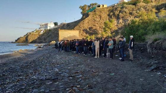 Dado de alta el migrante ingresado tras llegar a Adra con otras 130 personas