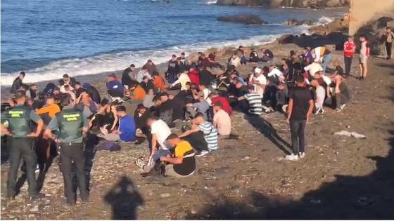 Dos ahogados al intentar llegar a Adra junto a otros 127 migrantes
