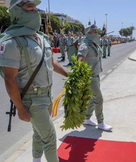 Imagen secundaria 2 - Los ciudadanos de Adra muestran su fidelidad y lealtad a España en la jura de bandera
