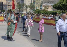 Los ciudadanos de Adra muestran su fidelidad y lealtad a España en la jura de bandera
