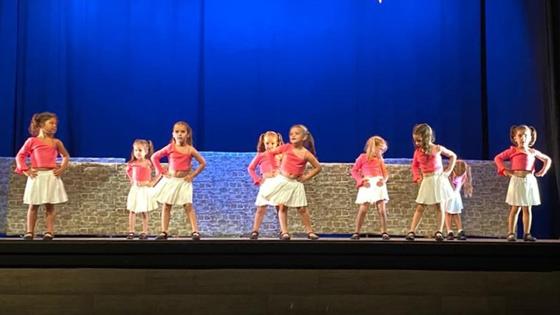 Más de 160 alumnos de Adra Baila y Cuban Rocks llenan el Centro Cultural con su espectáculo 'Un baile en la plaza'