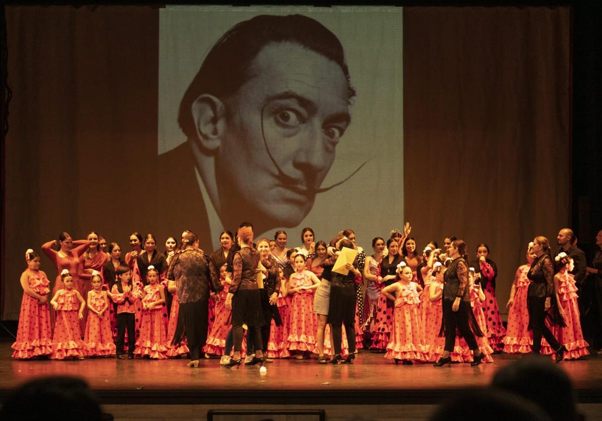Espectacular puesta en escena de los alumnos de Arte Danza en su espectáculo 'El Sueño de Dalí'