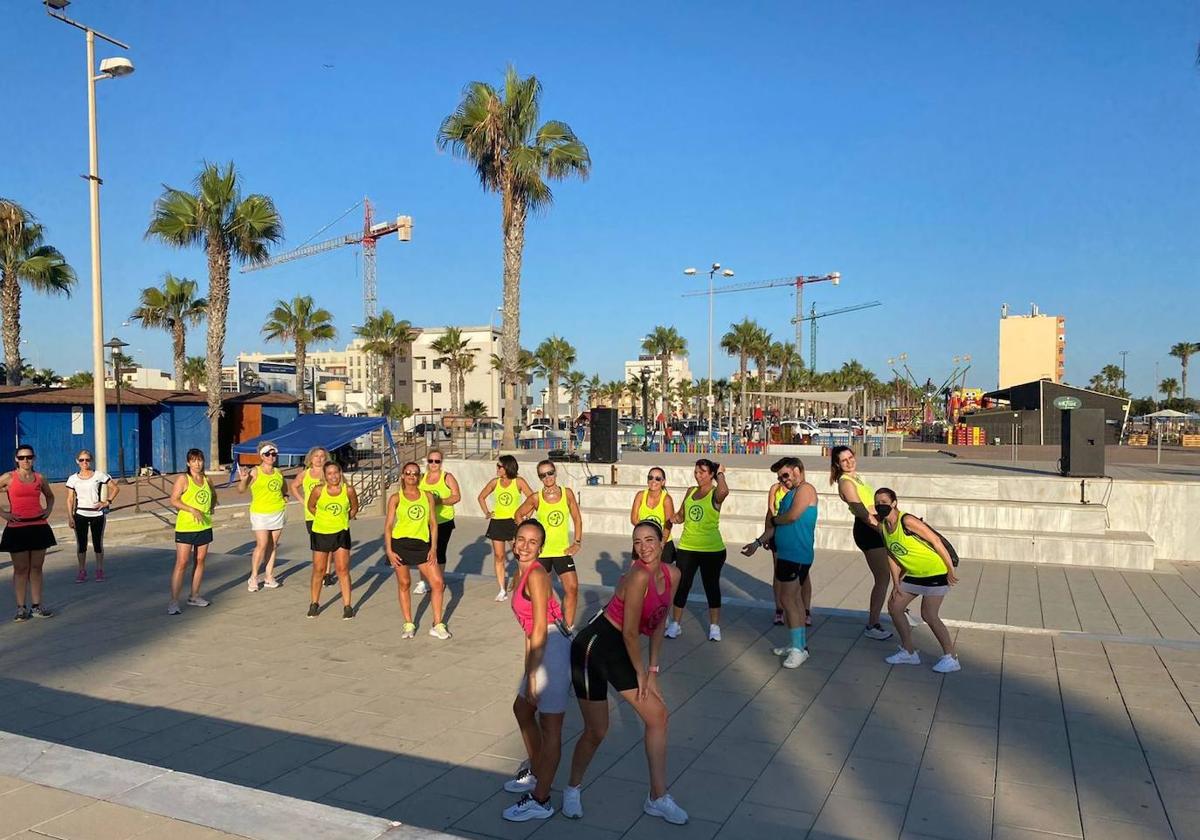 La Piscina Municipal de Adra invita a practicar zumba