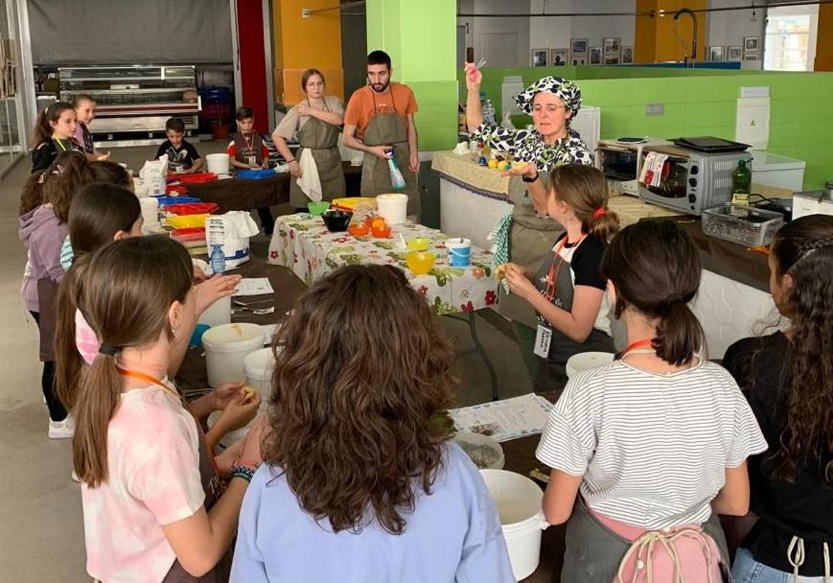 Adra invita a los más pequeños a cocinar en verano