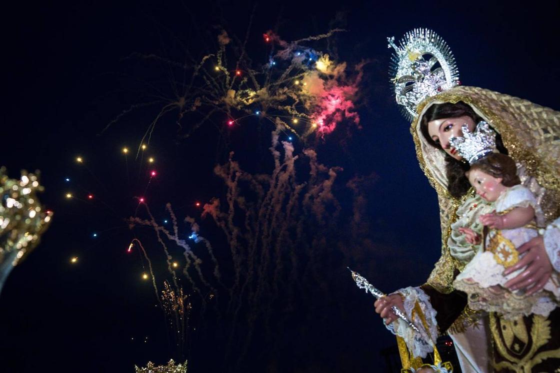 La Virgen del Carmen se asoma a la bahía abderitana