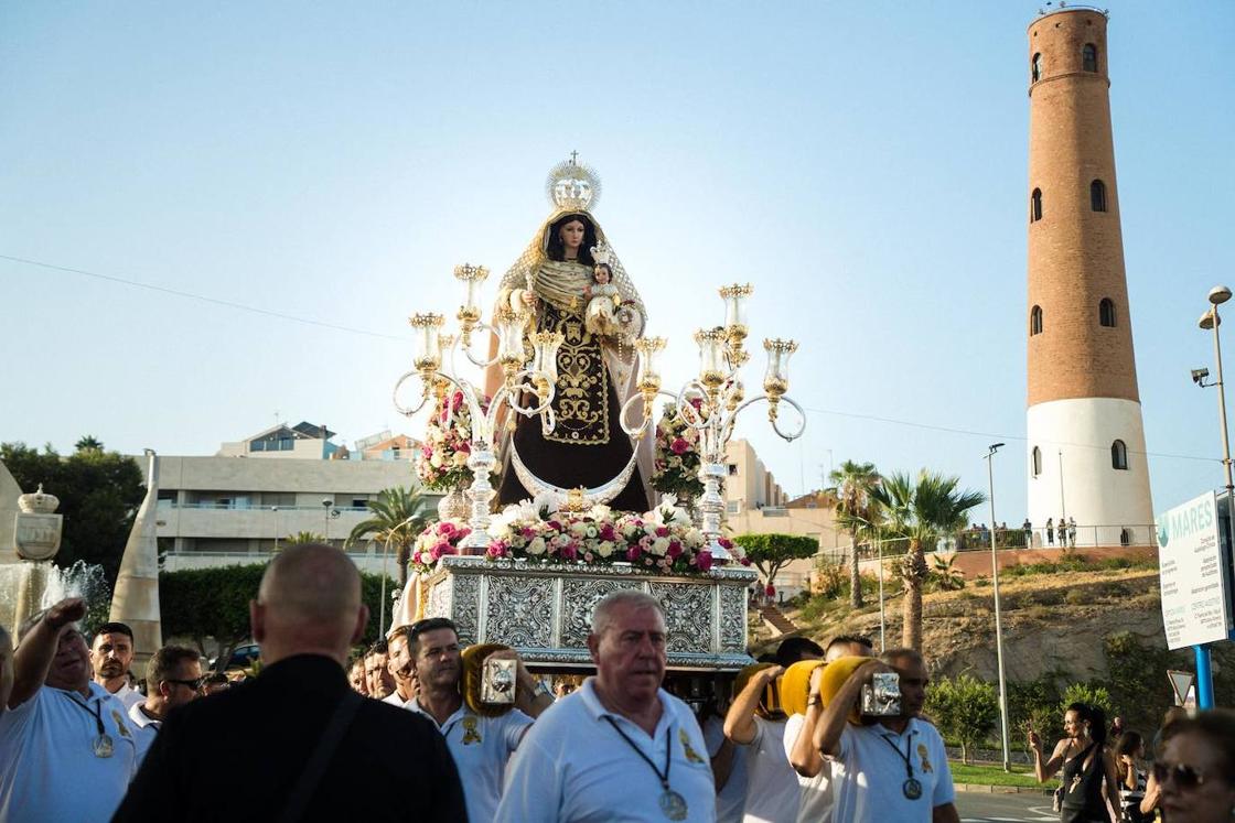 La Virgen del Carmen se asoma a la bahía abderitana