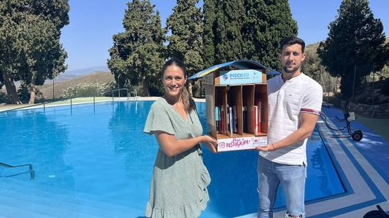 Berja acerca la lectura a sus piscinas municipales