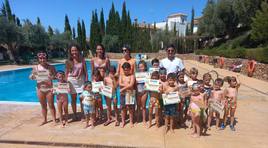 Laujar enseña a nadar a niños y a adultos en la Piscina Municipal