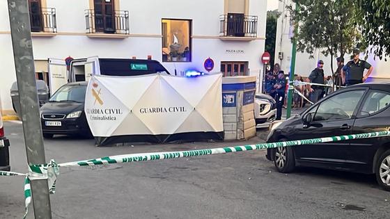 Mata a puñaladas en la puerta de la Iglesia de Dalías a una mujer de la que tenía una orden de alejamiento