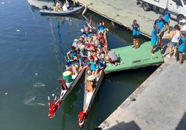 El 'dragon boat' llega al Club Náutico de Adra