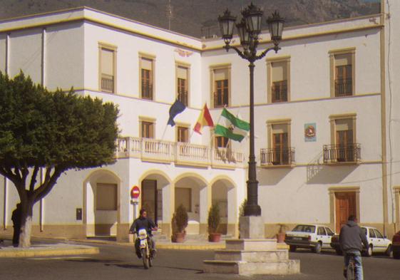 Dalías llora por el asesinato a puñaladas de María.