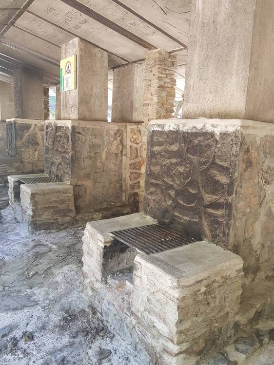 El Nacimiento adecenta su zona de barbacoas