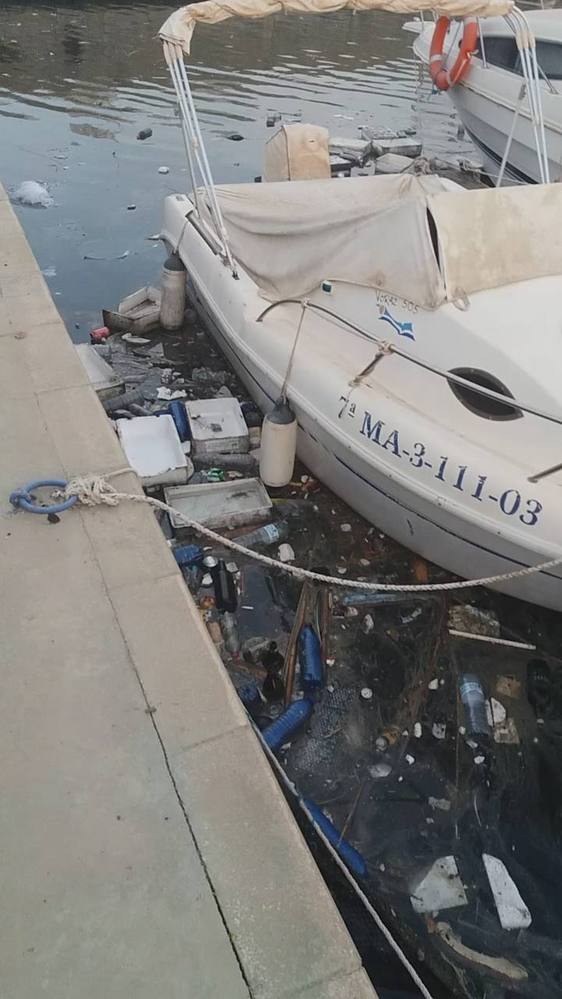 El puerto deportivo de Adra saca a flote los residuos de la actividad pesquera