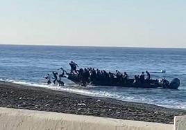 Vecinos de Adra piden más control sobre las pateras: «Vienen en lanchas rápidas y en tres horas están aquí»