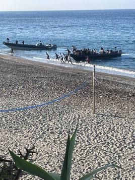 Ayer dos narcolanchas desembarcaron en la playa de Guainos, en el término municipal de Adra.