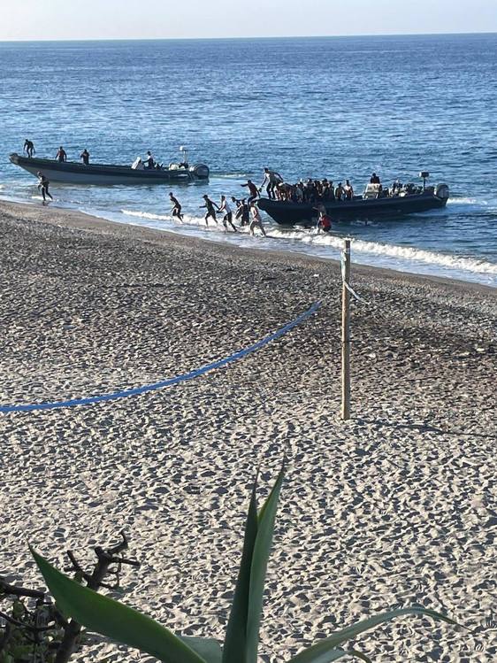 Identificadas 83 personas tras desembarcar en Adra a bordo de dos pateras