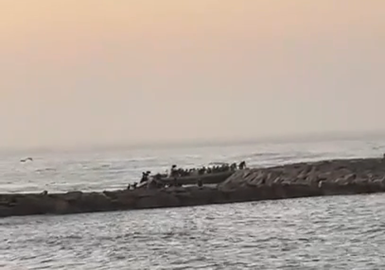 Localizan una patera en la playa del Censo de Adra