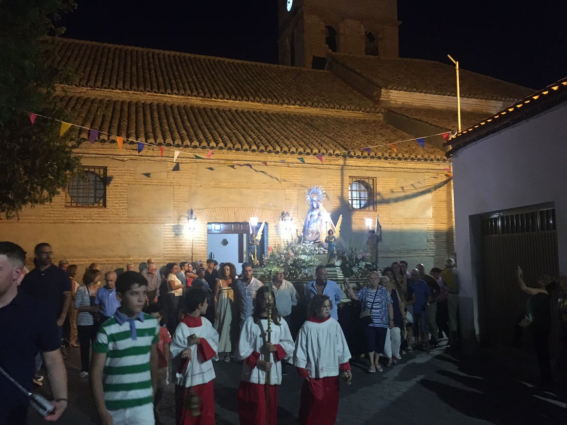 Fuente Victoria saca su fe en procesión