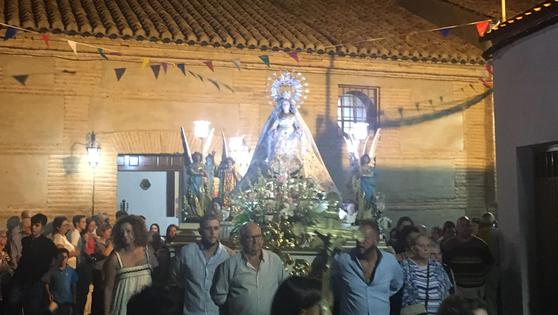 Fuente Victoria saca su fe en procesión