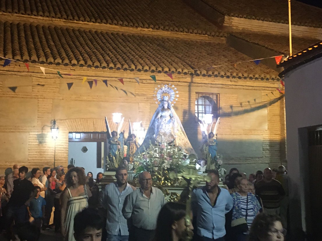 Fuente Victoria saca su fe en procesión