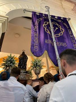 La Hermandad del Cristo de la Expiración arropó a la patrona de Adra a su llegada a la parroquia.