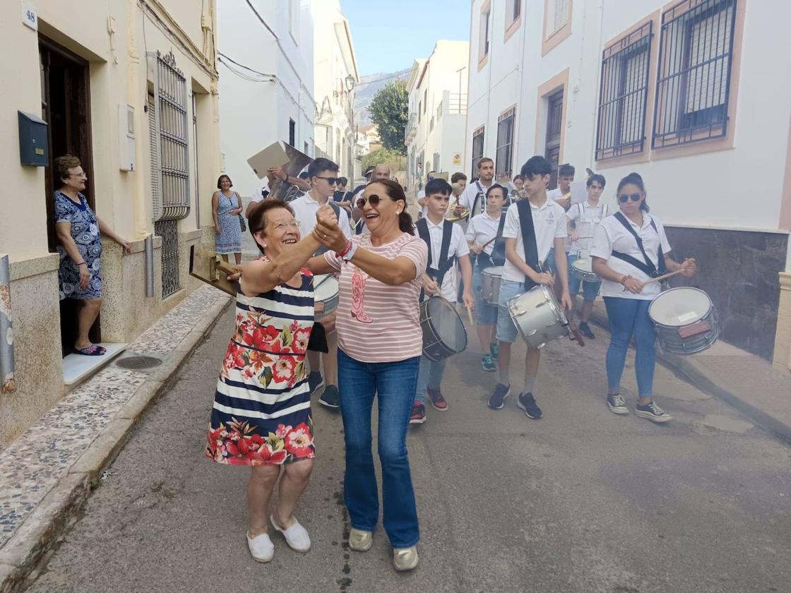 Dalías arde en pólvora y diversión