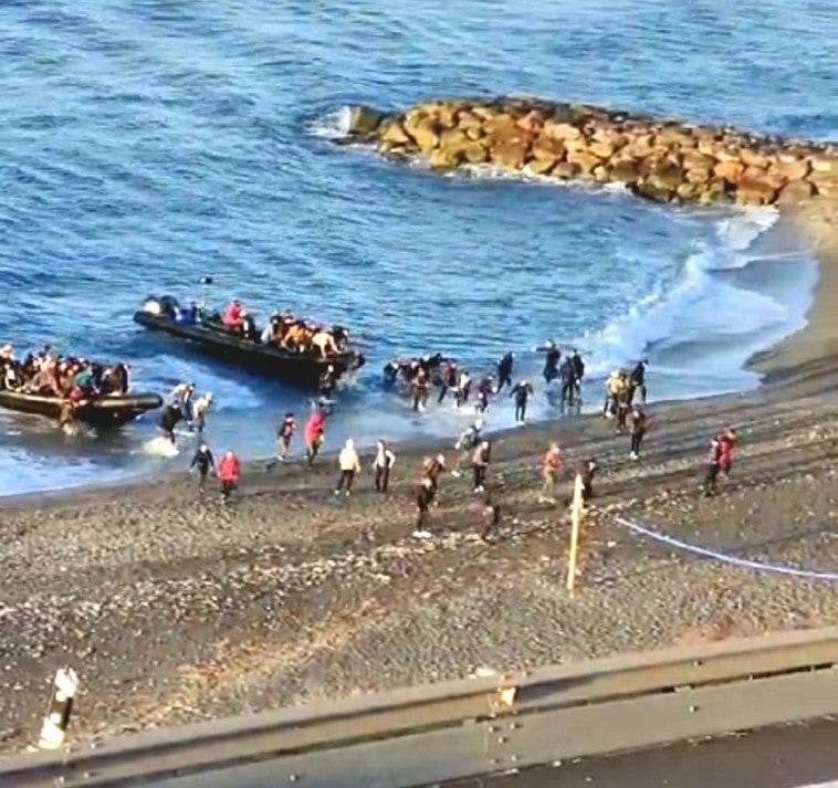 Localizan dos narcolanchas con migrantes en la costa de Adra