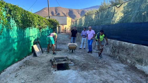 Berja pavimenta el Camino de Balerma en dos fases