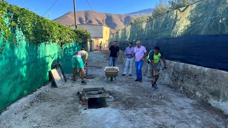 Berja pavimenta el Camino de Balerma en dos fases