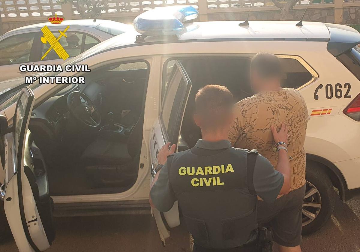 Desmantelan un activo punto de venta de droga en Adra y detienen a tres personas