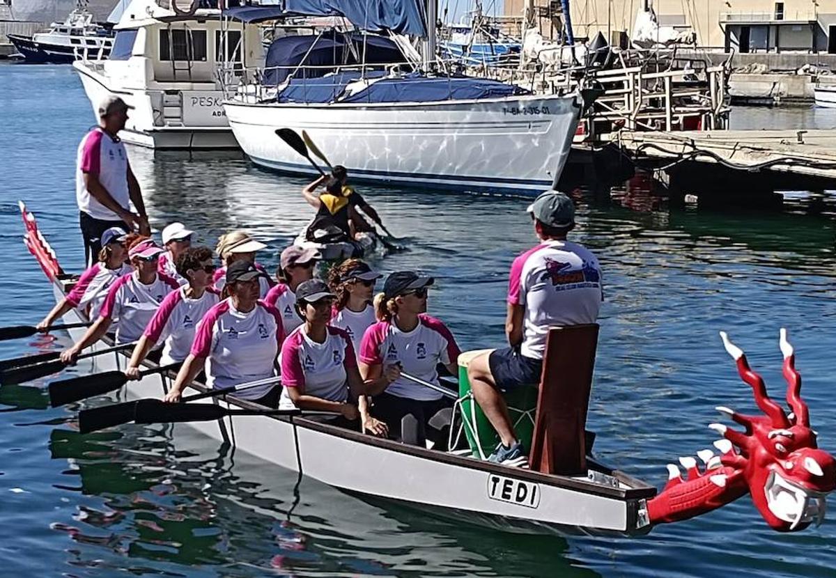 Sesión de 'dragon boat' en el Club Náutico de Adra.